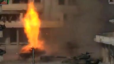 Un tanque de guerra en llamas luego del ataque de los rebeldes. 