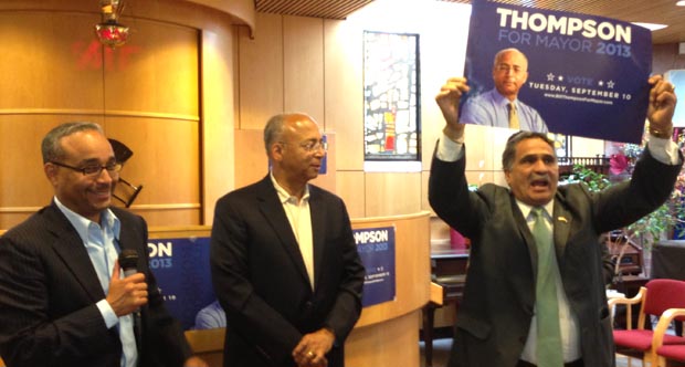 En el Centro Judío de Queens, desde la izquierda, el senador Josee Serrano y el candidato demócrata a la alcaldía de Nueva York, Bill Thompson, además de un votante hindú que exhibió su apoyo a Thompson con un cartel. Fotos Javier Castaño 
