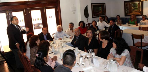 En el Restaurante Boulevard el candidato Peter Vallone habló de negocios de inmigrantes. 