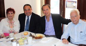 El candidato Peter Vallone, segunde desde la derecha, y el empresario Eduardo Giraldo, de corbata, compartiendo con otros invitados. 