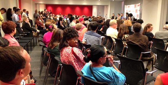 Cerca de 500 personas participaron en la conferencia de prensa en el New York Times de Manhattan. 
