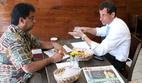 Javier Castaño, director de QueensLatino, entrevistando a Anthony Weiner. 