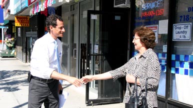 "Es que es muy bello", dijo una mujer refiriéndose a Weiner. 