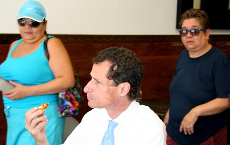 En su visita a Queens, el candidado Anthony Weiner fue asediado por las mujeres, 