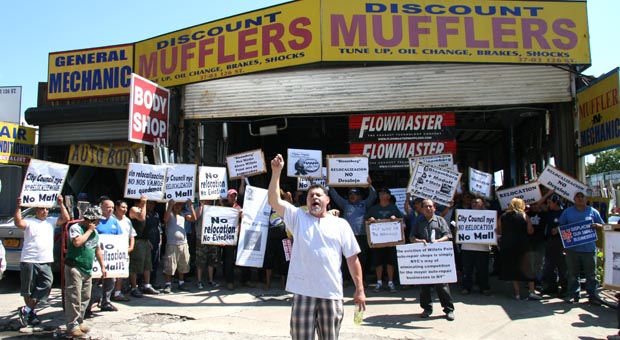 Marcos Neira gritando en defensa de los mecánicos de Willets Point, Queens. Fotos Javier Castaño