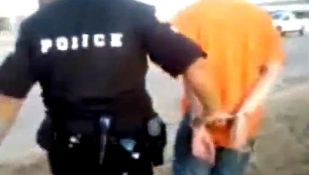 Un joven es arrestado por llevar droga en su bolsillo. 