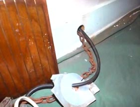 La casa tenía cadenas en todos los cuartos para impedir que las mujeres escaparan.