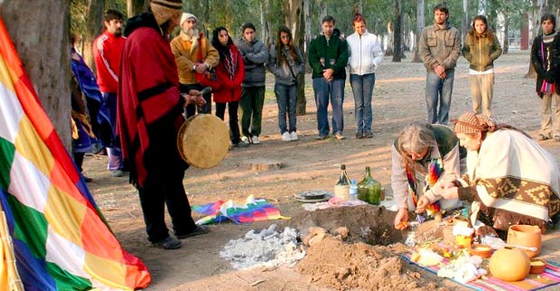 Entierran comida en honor a la madre tierra o Pachamama. 
