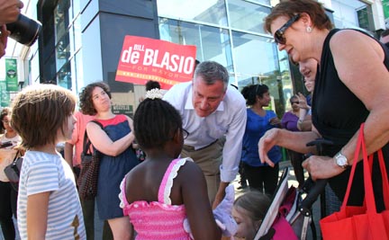 Bill de Blasio reaching out to people in Astoria, Queens. Photo Javier Castaño