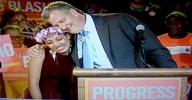 Bill de Blasio abrazando a su hija Chiara la noche de las elecciones primarias en Nueva York.
