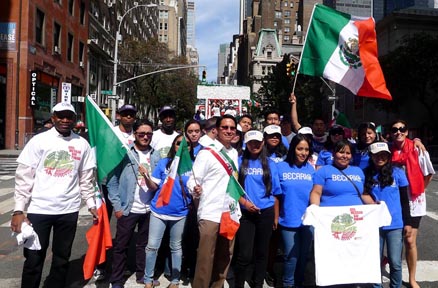 Frank D. Sánchez, Gran Mariscal Educativo, desfilando con un grupo de becarios de CUNY.