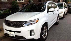 El Kia Sorento SX estacionado frente a nuestro edificio en Queens. 