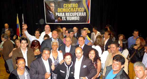 Los representantes del Centro Democrático y miembros de la comunidad colombiana en Nueva York bajo la imagen de su líder Alvaro Uribe Vélez en el restaurante Boulevard de Queens. Fotos Javier Castaño