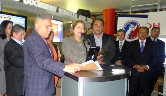 Elsa Gladys Cifientes, cónsul general de Colombia en NY, en compañía del cónsul general de Ecuador en NY, Jorge López, y de  empresarios de la comunidad latina.