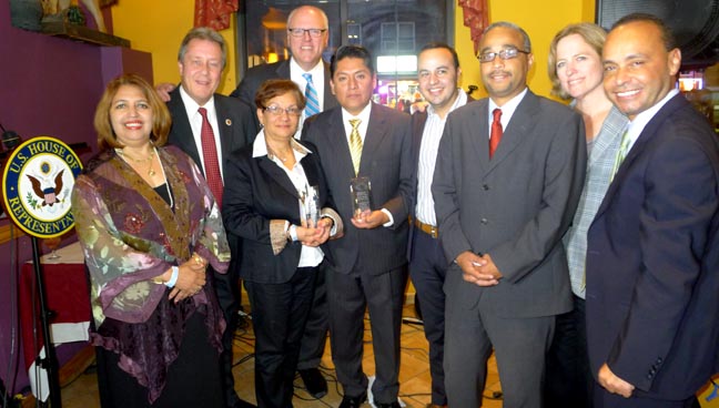 Desde la izquierda, Carmen Velázquez, Daniel Dromm, Miriam Rolón, Joseph Crowley, Kilder Fuentes, Francisco Moya, José Peralta, Merlinda Katz y Luis Gutiérrez. 