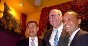 Bajo la sombra del coyote, John Liu, Joseph Crowley y Luis Gutiérrez. Fotos Javier Castaño