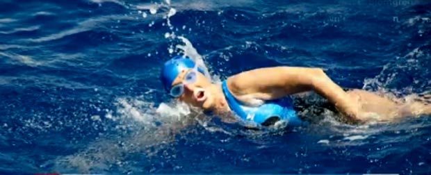 Diana Nyad nadando desde Cuba a Florida.