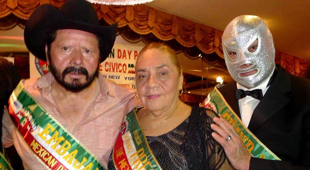 En la fiesta de gala previa al Desfile Mexicano en Nueva York, desde la izquierda, Bernabé El Gatillero Meléndrez, Patricia Hernández y El Hijo del Santo.  Fotos Javier Castaño