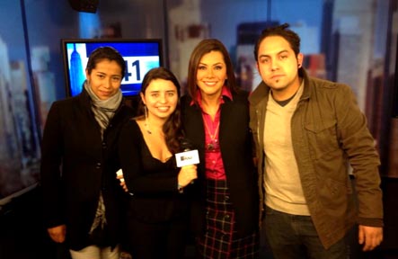 Los representantes de Enrola TV con la presentadora del Canal 41 de Univision. Diana Vargas. 