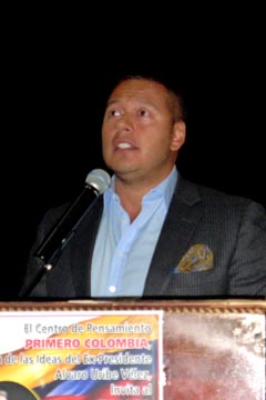 Kaleil Isaza en su primer discurso político como candidado que aspira representar a los colombianos en el exterior. 