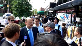 Joe Lhoata, candidato a la alcaldía de Nueva York en la avenida 37 de Jackson Heights, Queens.