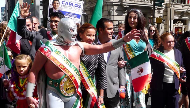El Hijo del Santo, con máscara, encabezó el Desfile Mexicano en Nueva York en compañía de Patricia Hernández, su fundadora y presidenta. Fotos javier Castaño