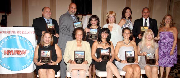 El la foto se destacan Rosalind Reyes Medina , Edith Padilla y el primer grupo de homenajeados ; Elba Cabrera, Anthony R. DiMartino, Angel Giboyeaux, Maribeth Melendez, Carmen Z. Quiñones, Héctor Ruiz Jr., Denise Olivera Sachira, Estela Isabel Soto, Mayra E. Torres y Neida Vargas.
