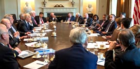 El presidente Obama, a la derecha, hablando con los Congresistas en la Casa Blanca. Foto Casa Blanca