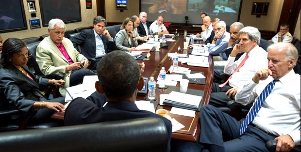 El presidente Obama, de espaldas, dirigiéndose a los  legisladores. Foto Casa Blanca.