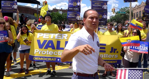 El candidato demócrata Peter Vallone ha buscado el apoyo de los latinos de este condado.