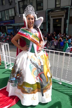 Carolina de la Cruz, reina del Desfile Mexicano en Nueva York 2013, cuando exhibía su traje confeccionado en México.