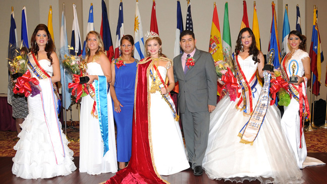 Desde la izquierda, Primera Princesa, María Alejandra de Paraguay, Segunda Princesa,  Cindy Rodríguez de España, Aracelis Berrocal, Coordinadora, Julianna Chez Lippe, Reina de Uruguay, Edgardo Alonzo, Presidente del desfile, Primera Dama, Carla Siguenza  de El Salvador y Segunda Dama Saribel Rodriguez de Puerto Rico.