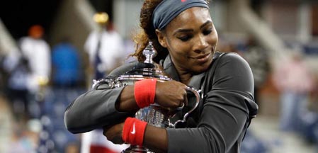 Serena Williams abrazando su trofeo del US Open 2013.