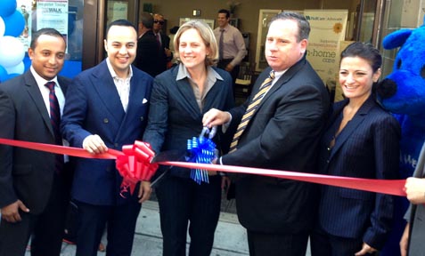 Cortando la cinta de inauguración de la nueva sede de WellCare, desde la izquierda, Emerito Beltrán, de ventas, el asambleísta Francisco Moya, la candidata Melinda Katz, el presidente de WellCare in NYS, John Burke, y Meghan Izzo, vice presidenta de ventas de WellCare. 