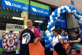 Ruth López frente a la nueva sede de WellCare en la calle 91 y la avenida Roosevelt. Fotos Javier Castaño