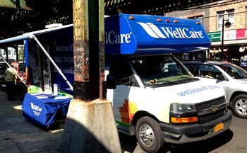 WellCare también posee camiones para llevar informació a diversos vecindarios de Queens.