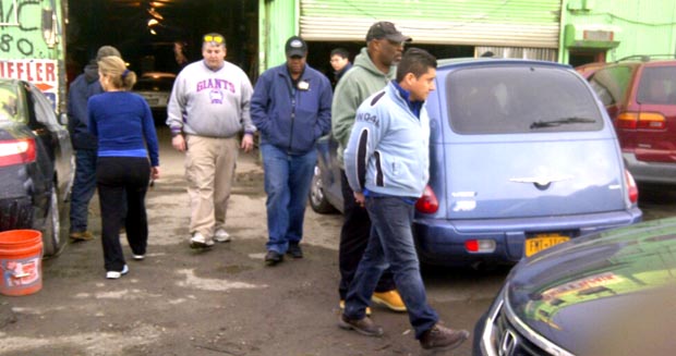 A la derecha, uno de los obreros arrestados esta semana. Foto: Comité de Defensa de Willets Point.