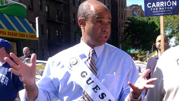 Adolfo Carrión en el Desfile Hispano de Queens. Fotos Javier Castaño