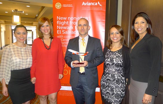 Desde la izquierda, Ximena O'Neill, del departamento de ventas de Avianca, Katya Varela, ejecutiva de ventas, Luis Muñiz, gerente regional de ventas, Yahaira López, Ejecutiva de Ventas de Lujo, y Sofía Valverde Agüero, Gerente Regional de Comunicaciones para Estados Unidos, Centroamérica y el Caribe. 