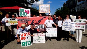 Una de las protestas en contra de la expansión del BID de la calle 82 a la Avenida Roosevelt. Fotos Javier Castaño