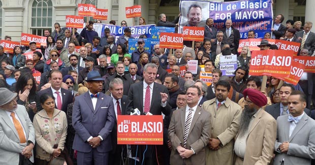 El candidato demócrata Bill de Blasio en la escalinatas de la alcaldía de Nueva York. 