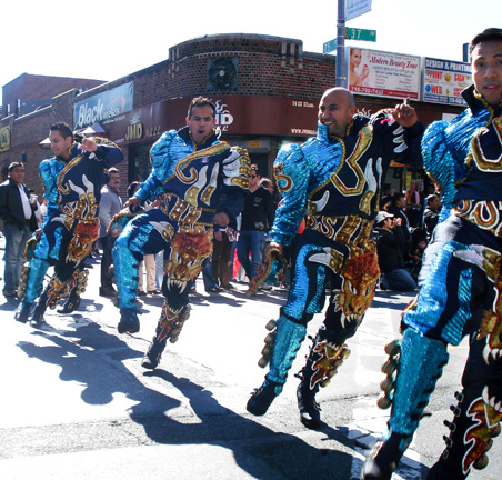 Los hombres bolivianos bailan con pasión y fortaleza.