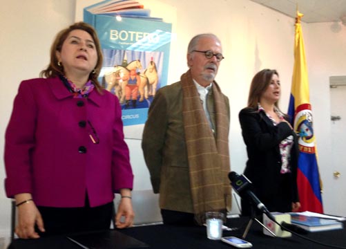 Desde la izquierda, la cónsul general de Colombia en Nueva York, Elsa Gladys Cifuents, el maestro Fernando Botero y Adriaza Aristizábal.  Foto Javier Castaño 