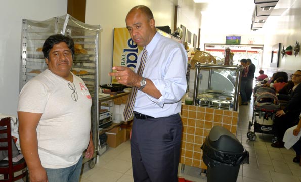 Adolfo Carrión, a la derecha, con el propietario de Tinto Rico. 