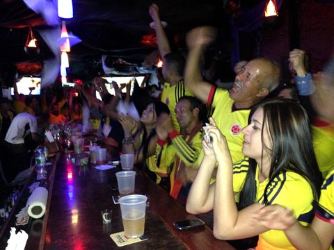 Así celebraron los aficionados colombianos el empate de Colombia y Chile en el bar El Paisa de Northern Boulevard y la calle 87 de Queens.