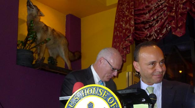 El congresista Luis Gutiérrez, a la derecha, y el congresista Joseph Crowley cuando visitaron el restaurante El Coyote de Queens.  Foto Javier Castaño