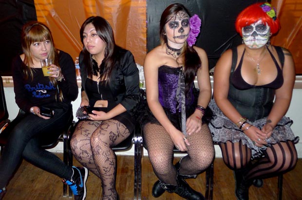 Latinas disfrazadas de brujas en Make the Road New York el año pasado. Foto Javier Castaño