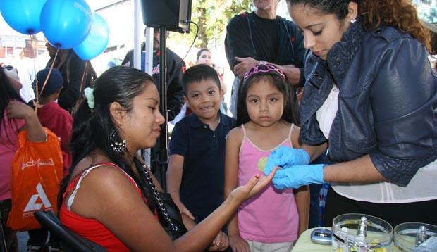 Las familias sin documentos podrán recibir otros beneficios de salud o cuidados de emergencia. Foto Javier Castaño