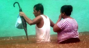 La población mexicana está siendo atacada por huracanes y fuertes lluvias. 