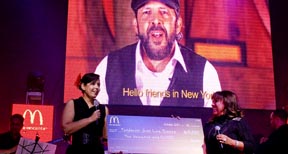 La dueña/operadora de McDonald’s Carmen Paulino, haciendo entrega de la donación de $10,000 a la Fundación Juan Luis Guerra en representación de los dueños/operadores de McDonald’s del área tri-estatal de Nueva York a Milly Quezada quien estuvo representando a la Fundación Juan Luis Guerra.